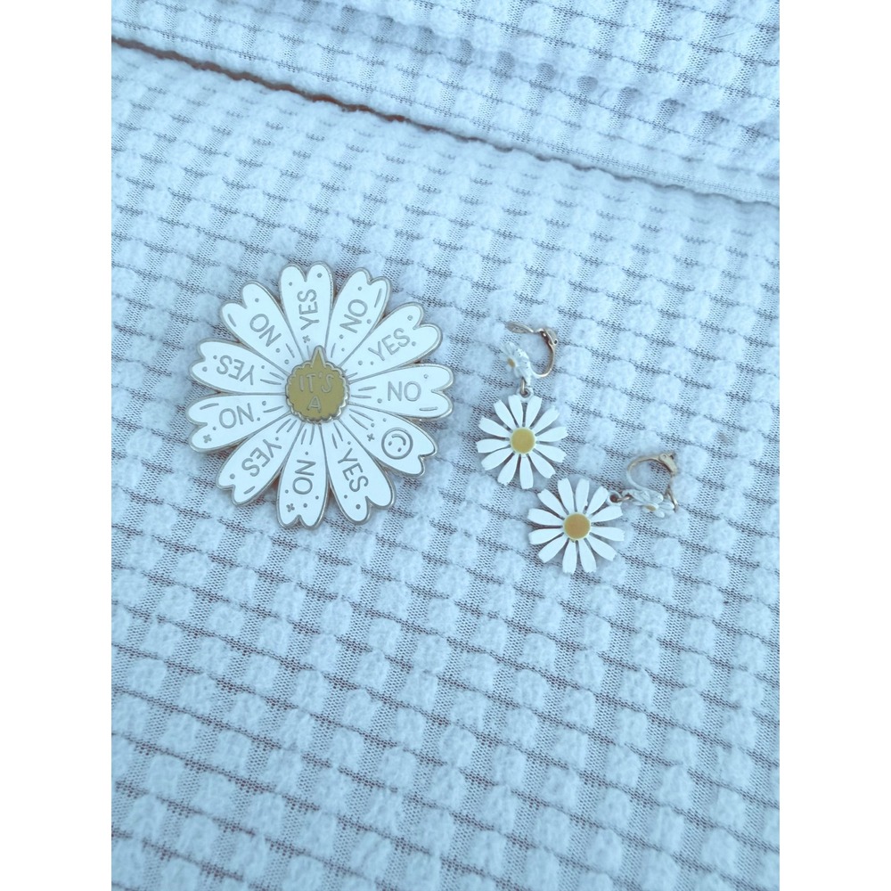 Daisy Spinner Enamel Pin and Clip On Earring Set White Gold Tone